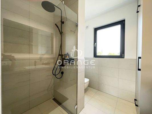 ...mit geräumiger Dusche und natürlich auch mit Fenster