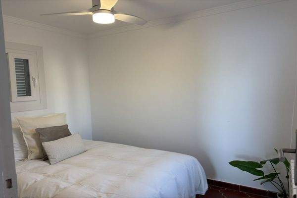 Gemütliches Schlafzimmer mit Ventilator