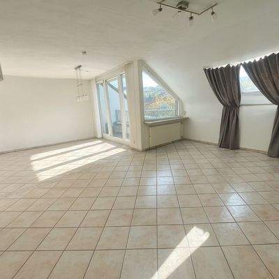 Blick Wohnzimmer zu Essen und Dachterrasse (leer)