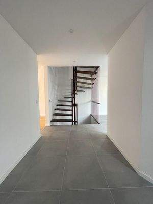 Treppe zum 1.OG und Keller