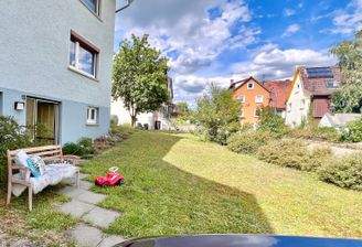 Haus mit Wiese vorne.JPG