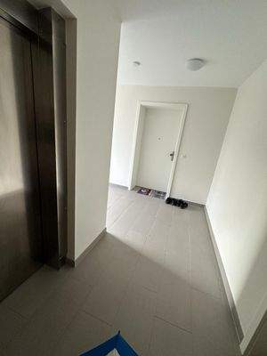 Wohnungseingang mit Fahrstuhl.jpg