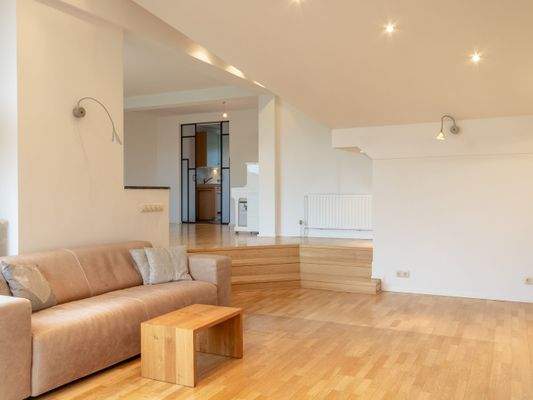 Wohnbereich mit hellem Echtholzparkett