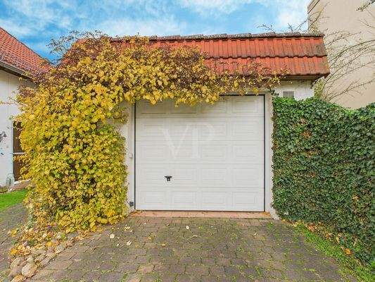 Massive Garage mit elektrischem Tor