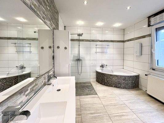 Großzügiges Bad mit Fenster im EG.