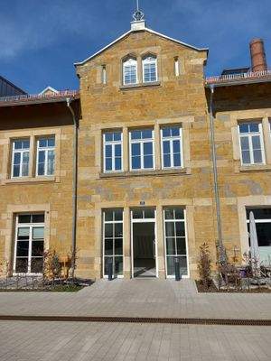 Eingangsbereich außen.jpg