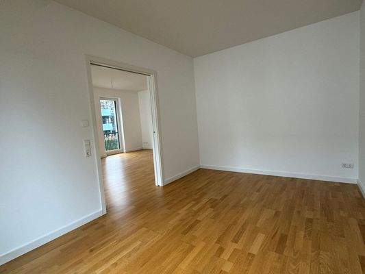 ... mit Blick in den Wohnbereich