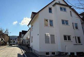Hausansicht mit Seitenstraße