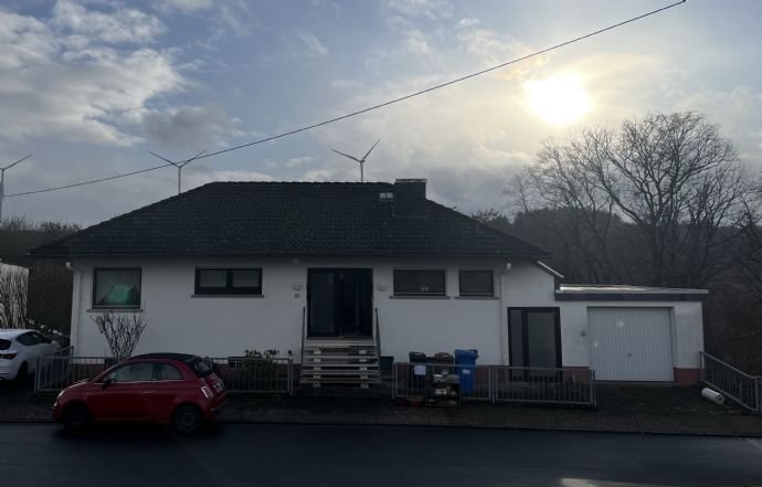 Einfamilienhaus mit kleinem Garten und Einliegerwohnung in ruhiger Wohngegend