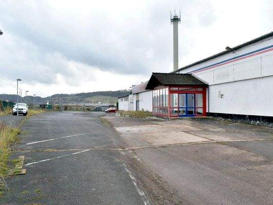 Einfahrt und Vorplatz