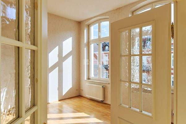 Der Blick durch die Flügeltür