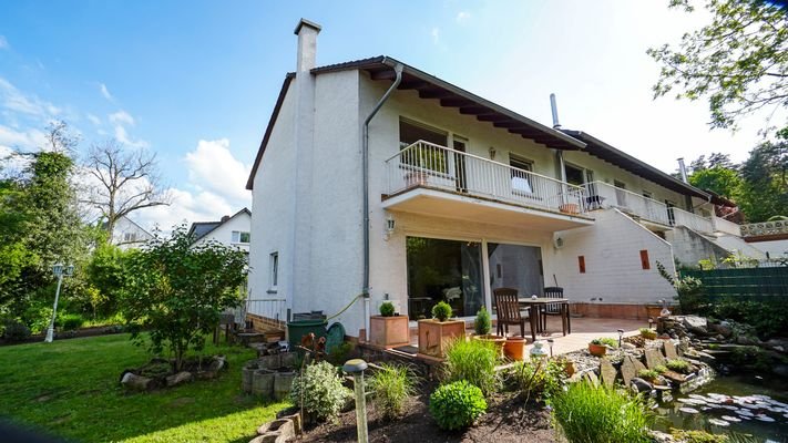 Blick auf Terrasse und in den Garten