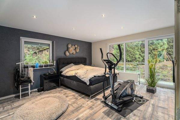 Schlafzimmer mit integriertem Fitnessbereich und Naturperspektive