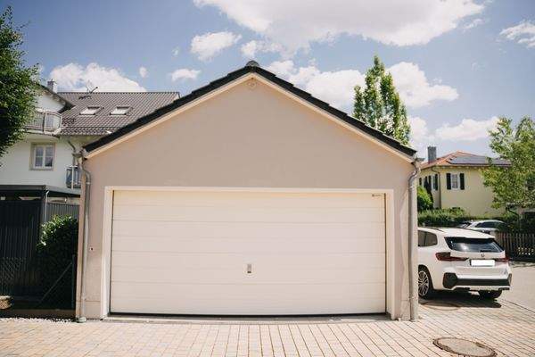 Garage mit Stellplatz