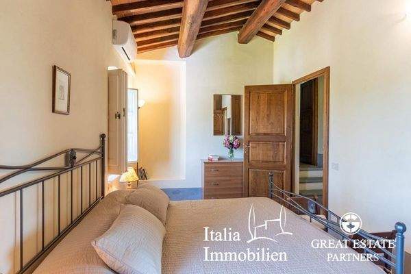 Schöne helle Villa in herrlicher Lage mit Türmchen, Pool, Weinberg und Olivenhain