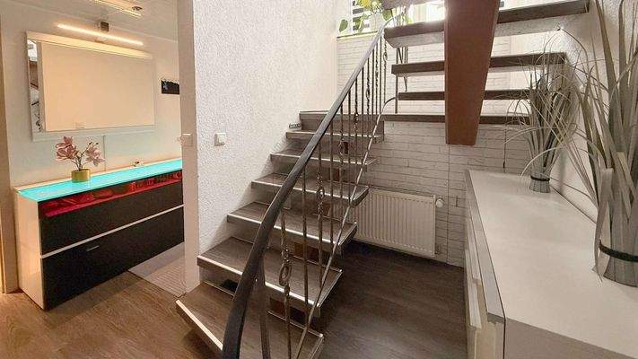 UG-Flur-Treppe-zur-WE-1