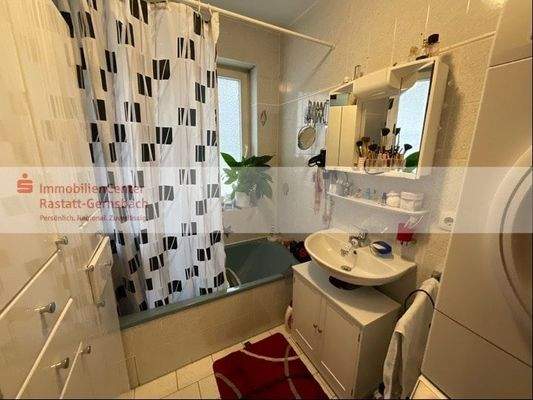 Bad mit Wanne und WM/Trockner-Anschluss