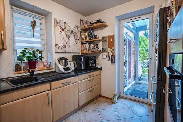 Küche mit Zugang zum Aussenbereich