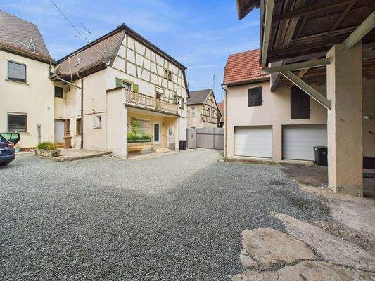 Innenhof mit Garagen