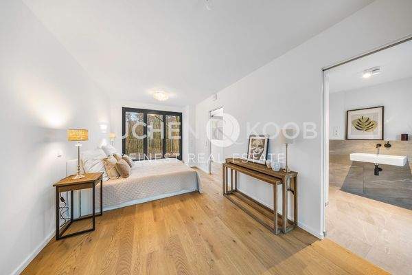 Schlafzimmer mit angrenzendem Badezimmer