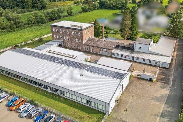 Blick auf Gewerbegebäude