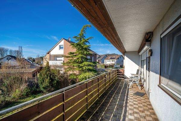 Die weitläufige Loggia ist über das Wohnzimmer begehbar.