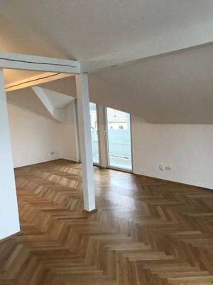 Blick Wohn-, Esszimmer zum Balkon