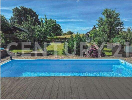 Salzwasserpool mit elektronisch betriebener Terrasse