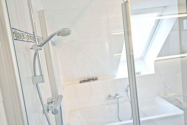 Bad OG mit Dusche, Wanne, ...