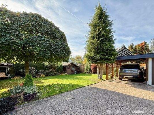 Großer Garten mit Carport und Doppelgarage