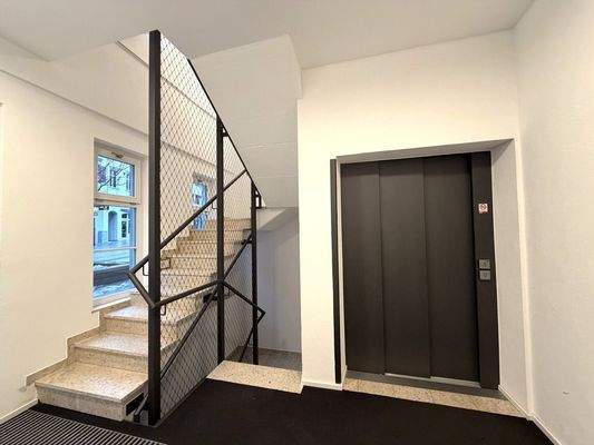 Treppenhaus/Personenaufzug