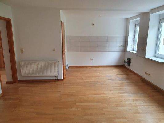 Blick vom Wohnzimmer zum Küchenbereich