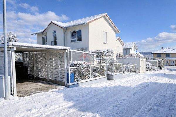 Außenansicht Carport und Garage