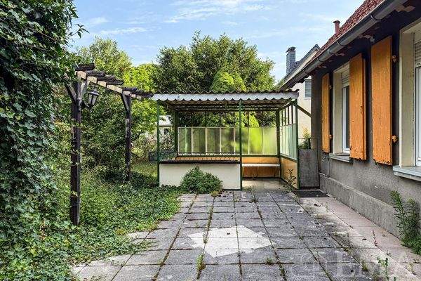 Terrasse und überdachter Freisitz