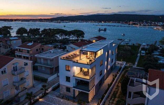 GANZES GEBÄUDE ABEND