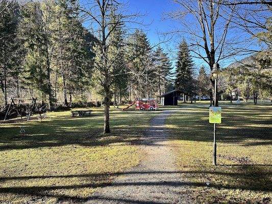 Ein Paradies für Kinder - Spielplatz gleich in der Nähe