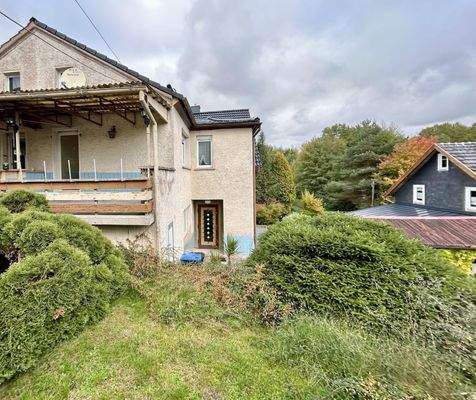 Hausrückseite und Hauseingang