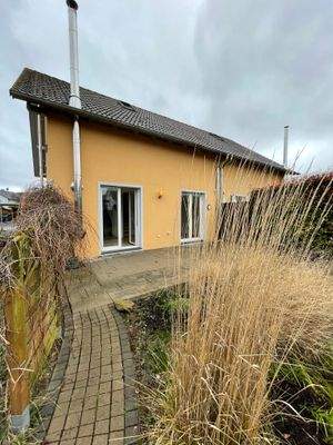 Blick vom Garten auf die Terrasse 