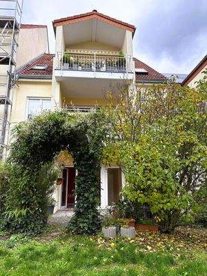 Blick vom Garten zur Terrasse