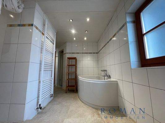 1. OG: Großes Badezimmer - Badewanne