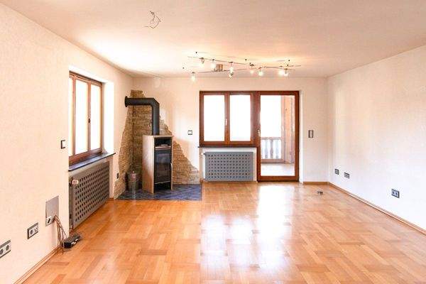 Der helle Wohbereich mit Ofen