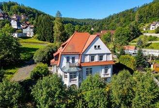 Straßenansicht der Villa