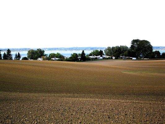 Blick auf Siedlung und See