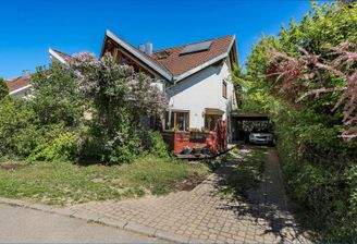 Ansicht mit Carport