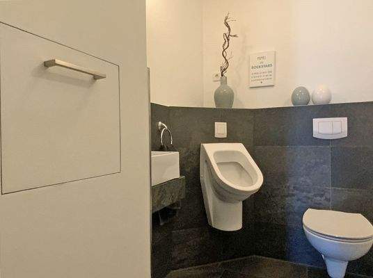 Gäste-WC mit Wäscheabwurf im Erdgeschoss