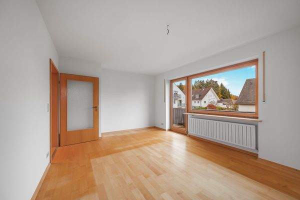 ...mit Zugang zum großen Balkon (Süd)