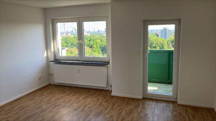 Zimmer mit Blick auf Balkon, Skyline und ins Grüne