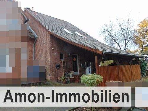 Hausansicht Eingangsseite mit Carport.jpg