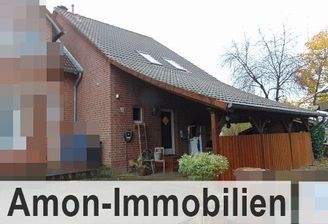 Hausansicht Eingangsseite mit Carport.jpg