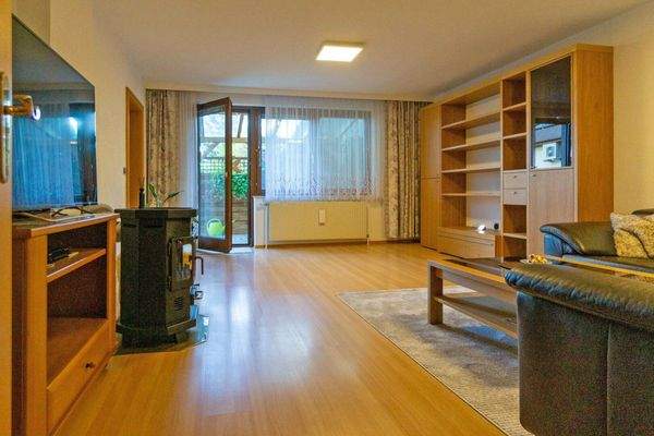 Wohnzimmer mit Ausgang Terrasse